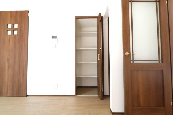 宮崎市高岡町飯田モデル２号地　戸建の収納|【収納】
リビングにパントリーとしても使用可能な収納スペースがあります！