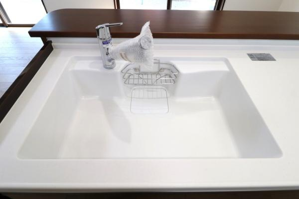 宮崎市高岡町飯田モデル２号地　戸建のキッチン|【キッチン】
つなぎ目の少ないシンクを採用。よごれがたまりにくい形状でお掃除も楽ちん！