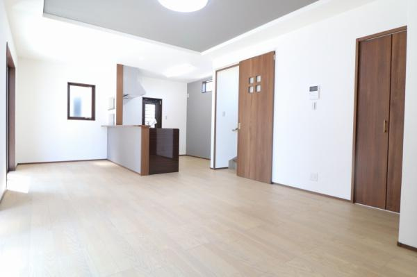 宮崎市高岡町飯田モデル２号地　戸建の居間・リビング|【リビング】
心地いい光が差し込みます！過ごしやすいリビングで家族が快適な日々が送れます！