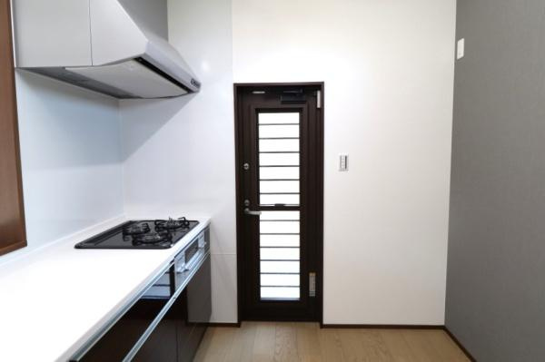 宮崎市高岡町飯田モデル２号地　戸建のキッチン|【キッチン】
勝手口があるので、ゴミ捨て時に便利です！