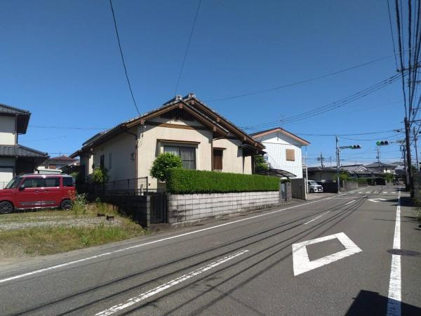 宮崎市月見ヶ丘　中古戸建の前面道路含む現地写真