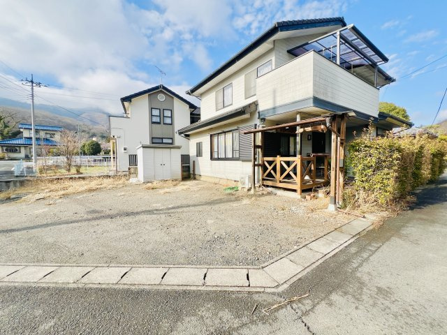 桐生市天神町3丁目の前面道路含む現地写真|広々とした敷地で、駐車もしやすいです♪