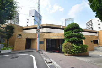 【外観】 | 私たち不動産業スタッフは、よく「いい面構えの建物です」「雰囲気ありますねえ」という言葉を使いますが、当マンションもまさにそのような姿で佇んでいます。～即日のご見学可能～　お問合せはお気軽にどうぞ。