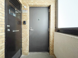 【その他共用部分】 | 皆様をお迎えする、お部屋の玄関ドア。開けやすさや開放角度、ドアノブの操作しやすさや鍵の形状などを、現地で一度ご確認ください。～即日のご見学可能～　お問合せはお気軽にどうぞ。