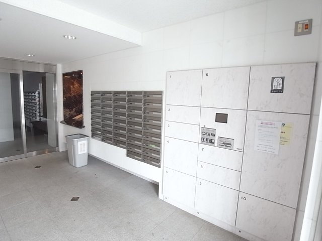 船橋市前原西３丁目の中古マンションのエントランス