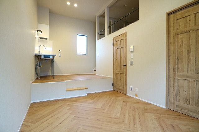 【居間・リビング】 | APT03 | 別号室の写真になります。現況優先。