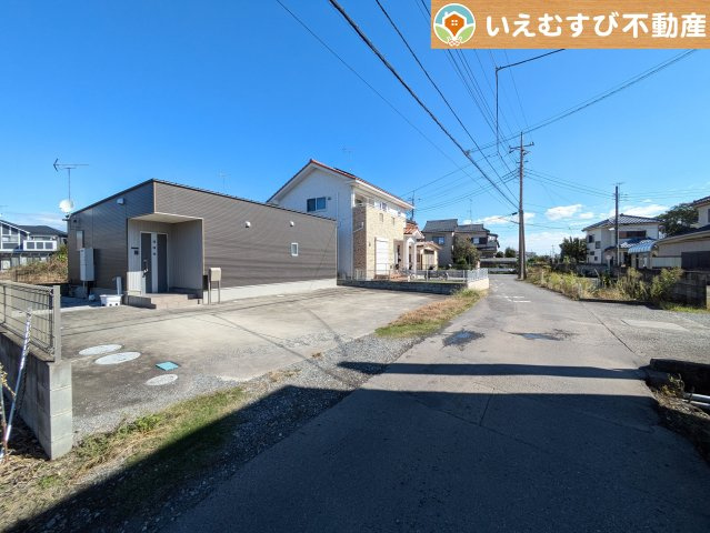 熊谷市石原　中古戸建の前面道路含む現地写真|充分な広さの4ｍ前面道路
間口が広くお車の出し入れも問題なく行えるスペースが確保されています♪