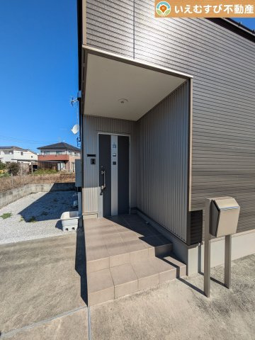 熊谷市石原　中古戸建のエントランス|雨が防げる広々エントランス
駐車場からアクセスの良いエントランス。雨の日や荷物が多くても安心の動線♪