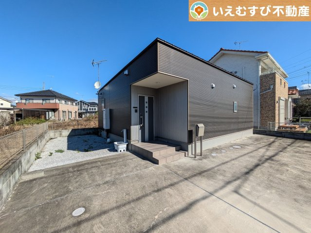 熊谷市石原　中古戸建の前面道路含む現地写真