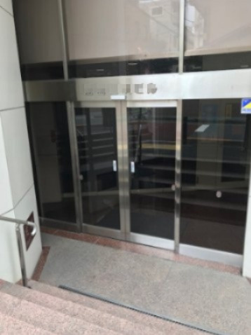 湯島三友ビルのエントランス