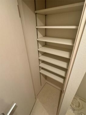 リブリ・Espoir六番館 の玄関