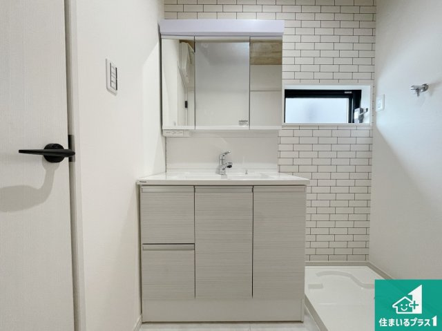 桜井市安倍木材団地　新築一戸建ての独立洗面台|清潔感のある洗面台です。フラットな鏡は掃除がしやすく毎日清潔！鏡裏には収納があるのでスッキリとした洗面台が保てます。