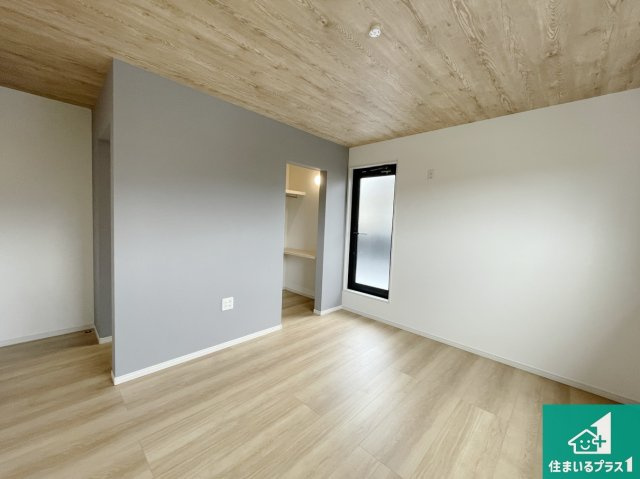 桜井市安倍木材団地　新築一戸建ての洋室|ウォークインクローゼット付きで生活スペースもスッキリできます。各居室にも収納がありますので、お子様の衣類やおもちゃなどもしっかり収納できます。