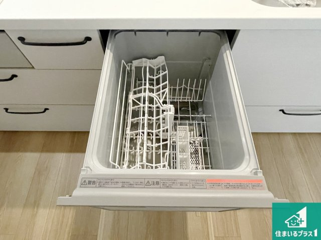 桜井市安倍木材団地　新築一戸建ての設備|食事後の一仕事、食器洗いをボタン一つでお任せできちゃいます！場所を取らないビルトイン式なので、お料理スペースもしっかり確保！