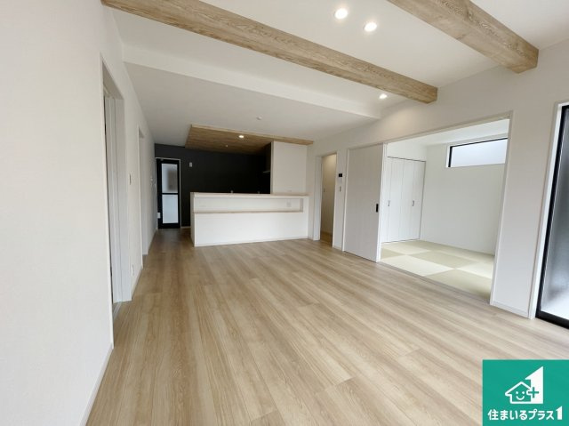 桜井市安倍木材団地　新築一戸建ての居間・リビング|シンプルなリビングは、観葉植物等のインテリアを楽しめますね！パパ好みにも、ママ好みにも家具次第で雰囲気を変えることができます！