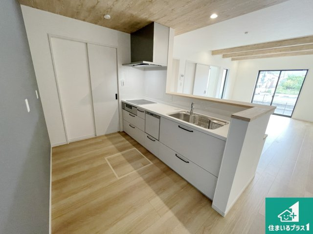 桜井市安倍木材団地　新築一戸建てのキッチン|明るいリビングで朝の目覚めもスッキリできそう！対面キッチンでご家族のコミュニケーションも自然と増える設計！小さなお子様が遊ぶスペースを作っても広々とくつろげるLDK！