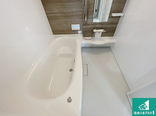 桜井市安倍木材団地　新築一戸建ての浴室|足をゆったり伸ばして寛げる浴槽です。窓が設けられていますので差し込む光が明るく穏やかな雰囲気にしてくれます♪浴室乾燥機も設置しているので、雨の日の洗濯物も安心です♪