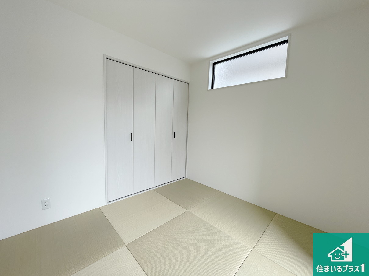 桜井市安倍木材団地　新築一戸建ての和室|一室あると便利な和室は客間としてだけでなく、小さなお子様のプレイルームや食後のくつろぎスペースとしてもご利用いただけます。収納もついていますので大活躍間違いなし！