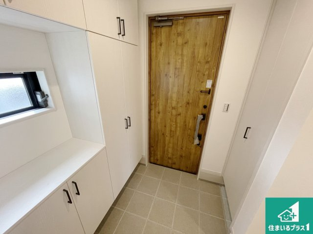 桜井市安倍木材団地　新築一戸建ての玄関|シューズボックスにはたくさんの靴が収納できるので玄関周りはいつもスッキリ！ご家族が増えても安心！