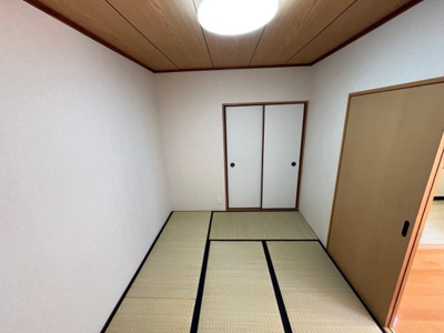 【和室】 | 田園コーポ | バルコニーに面しているので、日の光が差し込み、穏やかな時間をお過ごしいただけます。