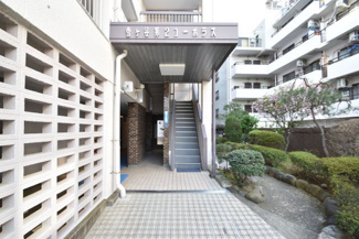 【エントランス】 | お客様を、そして住人を出迎えてくれるマンションのエントランス。ゴミが落ちていないことからも、管理状態の良さや住民の節度の高さが見て取れます。～即日のご見学可能～　お問合せはお気軽にどうぞ。