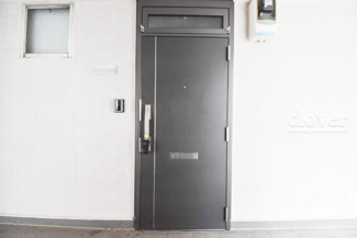 【その他共用部分】 | 皆様をお迎えする、お部屋の玄関ドア。開けやすさや開放角度、ドアノブの操作しやすさや鍵の形状などを、現地で一度ご確認ください。～即日のご見学可能～　お問合せはお気軽にどうぞ。