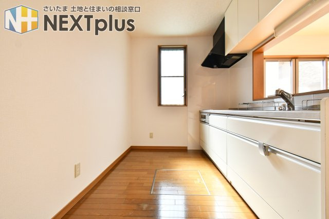 白岡市西3丁目　中古戸建のキッチン|2人並んでも動きやすいゆったりなキッチンスペース。
駐車場もご用意しておりますので、お車でご来店の方も安心してお越し頂けます。「今から物件を見たい」なども大歓迎！