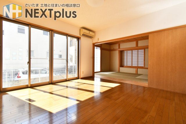 白岡市西3丁目　中古戸建の居間・リビング|13帖LDK：南向きの大きな窓から、明るく柔らかい光がたっぷりリビングを包み込みます♪
■お客様との会話を大切にし資金計画やプランをご提案致します。心配な事、疑問に思う事など、遠慮せず何でもお話下さい