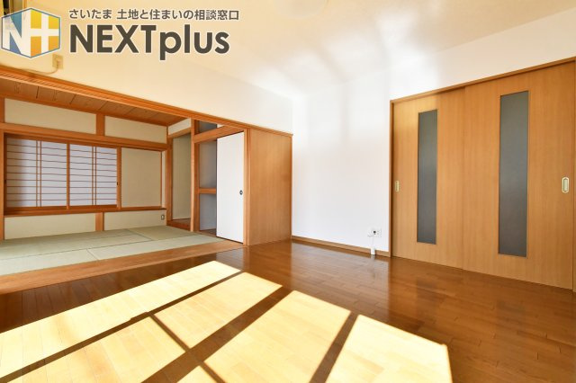 白岡市西3丁目　中古戸建の居間・リビング|13帖LDK：可動間仕切りを大きく開放すると…、合計20帖のゆったり空間に♪南向きの大きな窓から、明るく光が優しく入ります。
【即日OK】当日のご連絡・現地集合・来店希望などお客様に合わせご案内可。
