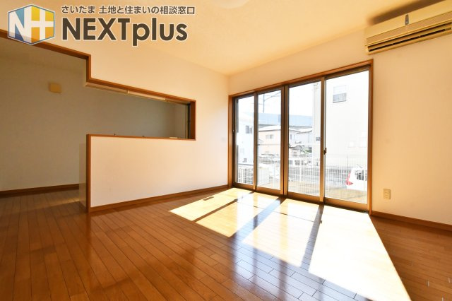 白岡市西3丁目　中古戸建の内装|帖LDK：南東向きの大きな掃き出し窓から、お日様の光が優しく入ります。自然とご家族が集まる憩いのリビングです。
■こちらの物件が気になった方は０１２０－６５５－６２０（通話無料）お気軽にお問合せ下さい