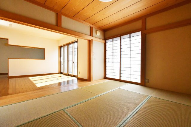白岡市西3丁目　中古戸建の和室|畳みでゴロゴロの気持ちよさをぜひとも味わっていただきたいです。ついついお昼寝してしまいそう。
■『物件を今日見てみたい』など当日のご案内も可。 お気軽にお電話下さい近隣・同条件物件もまとめてご紹介も可