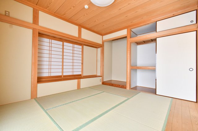 白岡市西3丁目　中古戸建の和室|7帖 和室：押入れが大きく複数の布団もラクラク収納！ご家族の主寝室やゲストの宿泊ルームにぴったりです♪ キッチンから様子が見えるので、お子様の遊び場やお昼寝スペースにも♪