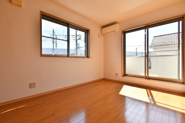 白岡市西3丁目　中古戸建の洋室|６帖 洋室：２面採光の明るい洋室。
■気になる物件は、お客様ご自身の目でお確かめ頂けます。内覧希望は０１２０－６５５－６２０（通話無料）にお気軽にご連絡下さい。