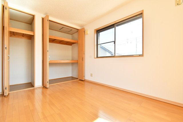 白岡市西3丁目　中古戸建の洋室|６帖 洋室：容量たっぷりのクローゼットなので衣替え要らずになるかもしれません。
■一人ひとりにあった資金計画やプランをご提案致します。ローンのご相談は私たちにお任せ下さい。