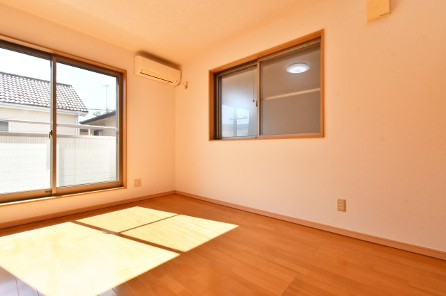 白岡市西3丁目　中古戸建の洋室|６帖 洋室：こちらも南向きのお部屋で明るく開放的なお部屋です。お子様の一人部屋、趣味の部屋、在宅勤務場所など、家族構成やライフスタイルに合わせて様々な使い方が出来ます

