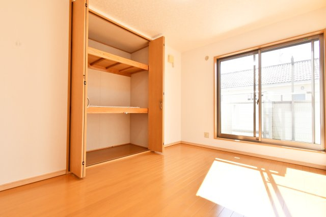 白岡市西3丁目　中古戸建の洋室|６帖 洋室：南向きのバルコニーから、明るく柔らかい光がたっぷり入る明るいお部です。
■『物件を今日見てみたい』など、当日のご案内も可能です。 お気軽にお電話下さい。近隣物件も同時にご紹介も可能です。
