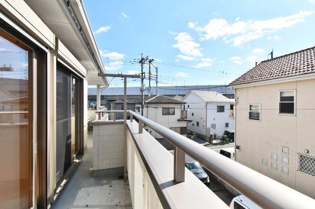 白岡市西3丁目　中古戸建のバルコニー|南に面したバルコニーなので洗濯物もスッキリ乾きそうですね。
■難しいイメージの住宅ローンは経験スタッフが丁寧にお手伝いしますのでご安心下さい。皆様のご来店、心よりお待ちしております。