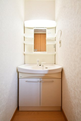 白岡市西3丁目　中古戸建の独立洗面台|２階廊下にも独立洗面台がありますちょっと手を洗いたいときや就寝前の歯磨きなど１階に下りずに済ませることができます。
■当社には住宅ローンアドバイザーがおります。住宅ローンのことはお任せ下さい。
