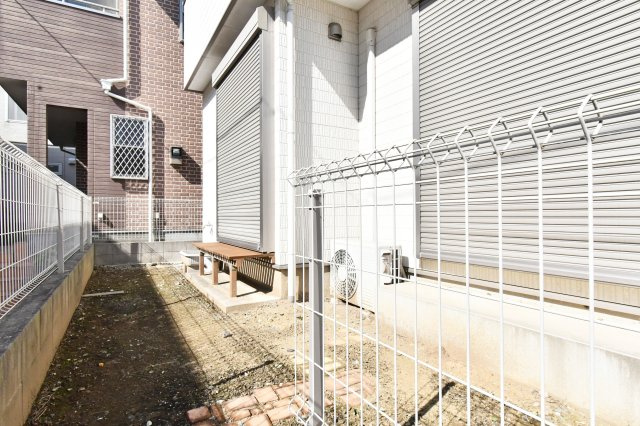 白岡市西3丁目　中古戸建の庭|南向きの庭スペース。お子様の遊び場やガーデニングスペースにぴったりです♪
■気になる物件はお客様ご自身の目でお確かめ頂けます内覧希望は０１２０－６５５－６２０（通話無料）にお気軽にご連絡下さいませ。
