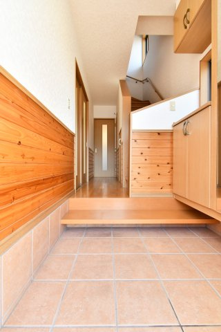 白岡市西3丁目　中古戸建の玄関|窓付きで明るい玄関です。大容量シューズBOX付きで、いつもスッキリの玄関回りに。
■『物件を今日見てみたい』など、当日のご案内も可能です。 どうぞお気軽にお電話下さい。