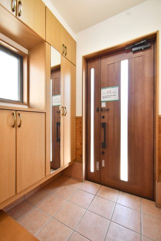 白岡市西3丁目　中古戸建の玄関|シューズボックスはトールサイズと上下セパレートの両方がありますので、たくさん収納する事ができます！ブーツや長靴、ヒールなどもまとめて収納できるのが嬉しいポイントです(*'-'*)
