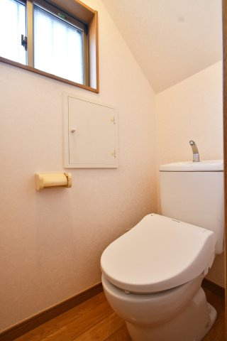 白岡市西3丁目　中古戸建のトイレ|窓付きなので昼間は電気要らずです。収納ボックスもございますのでペーパーのストックも安心です。
■『物件を今日見てみたい』など、当日のご案内も可能です。どうぞお気軽にお電話下さい。

