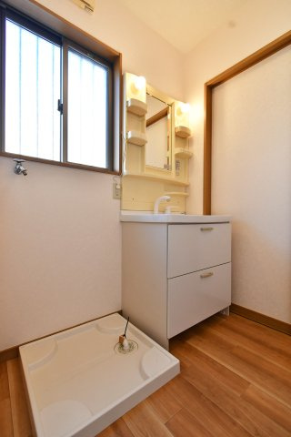 白岡市西3丁目　中古戸建の独立洗面台|洗面脱衣所：こちらもゆったり広々で、お洗濯やお子様の入浴準備も動きやすくラクラク♪
お子様連れも大歓迎！おもちゃやビデオも有。親御様の目に届くキッズスペースで遊んでいる間にご商談可能です。
