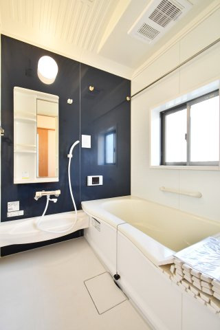 白岡市西3丁目　中古戸建の浴室|窓付きで明るく換気もスムーズにできるバスルームは、日々の疲れをゆっくり癒すくつろぎ空間となります♪浴室乾燥暖房機付きで、雨の日のお洗濯や寒い日の入浴前も安心です♪


