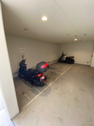 エスティ・ロアール神戸西の駐車場