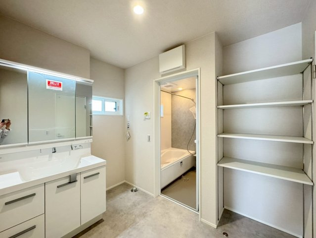 ONE HOUSE－ワンハウス－小倉南区朽網東2丁目【小倉南区　新築戸建て】の脱衣所|窓もあり換気できる洗面脱衣室♪　【小倉南区　新築戸建て】