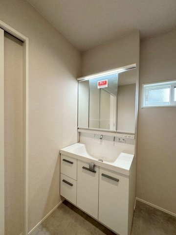 ONE HOUSE－ワンハウス－小倉南区朽網東2丁目【小倉南区　新築戸建て】の独立洗面台|便利な三面鏡の洗面化粧台♪　【小倉南区　新築戸建て】