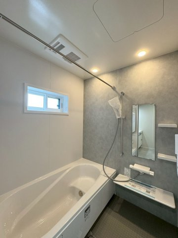 ONE HOUSE－ワンハウス－小倉南区朽網東2丁目【小倉南区　新築戸建て】の浴室|半身浴ができるベンチ付の節水型浴槽です♪　【小倉南区　新築戸建て】