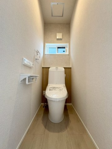 ONE HOUSE－ワンハウス－小倉南区朽網東2丁目【小倉南区　新築戸建て】のトイレ|パワーストリーム洗浄で隅々までしっかり汚れを洗い流し、節水もできるトイレ♪【小倉南区　新築戸建て】