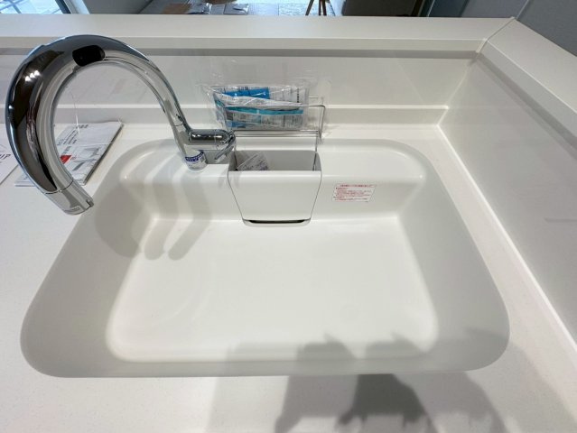 ONE HOUSE－ワンハウス－小倉南区朽網東2丁目【小倉南区　新築戸建て】のキッチン|非接触の水栓なので手が汚れていても触れずに使用できます　【小倉南区　新築戸建て】